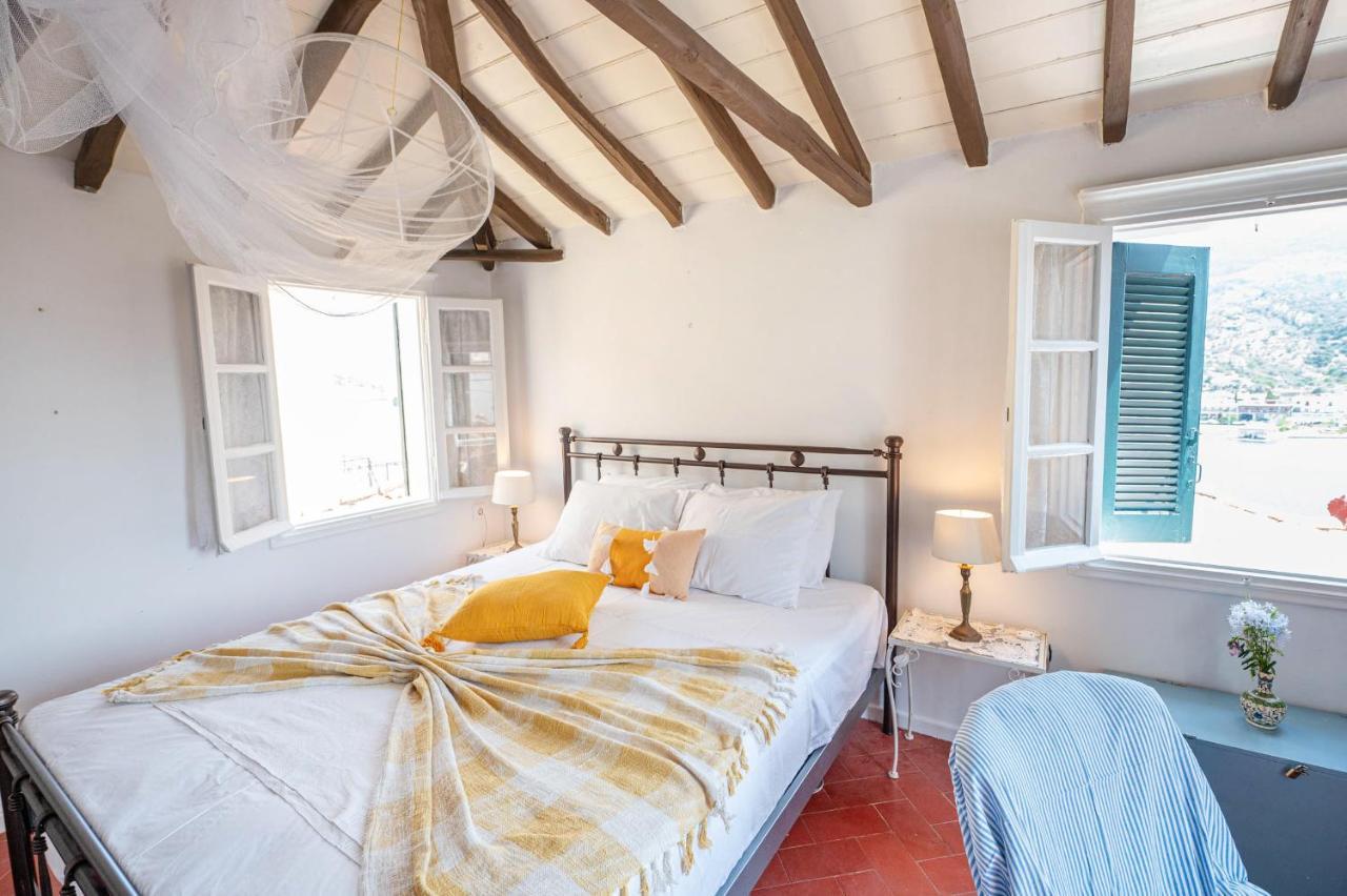 Traditional House Under The Clock Tower With Sweet View Poros Town Exterior foto