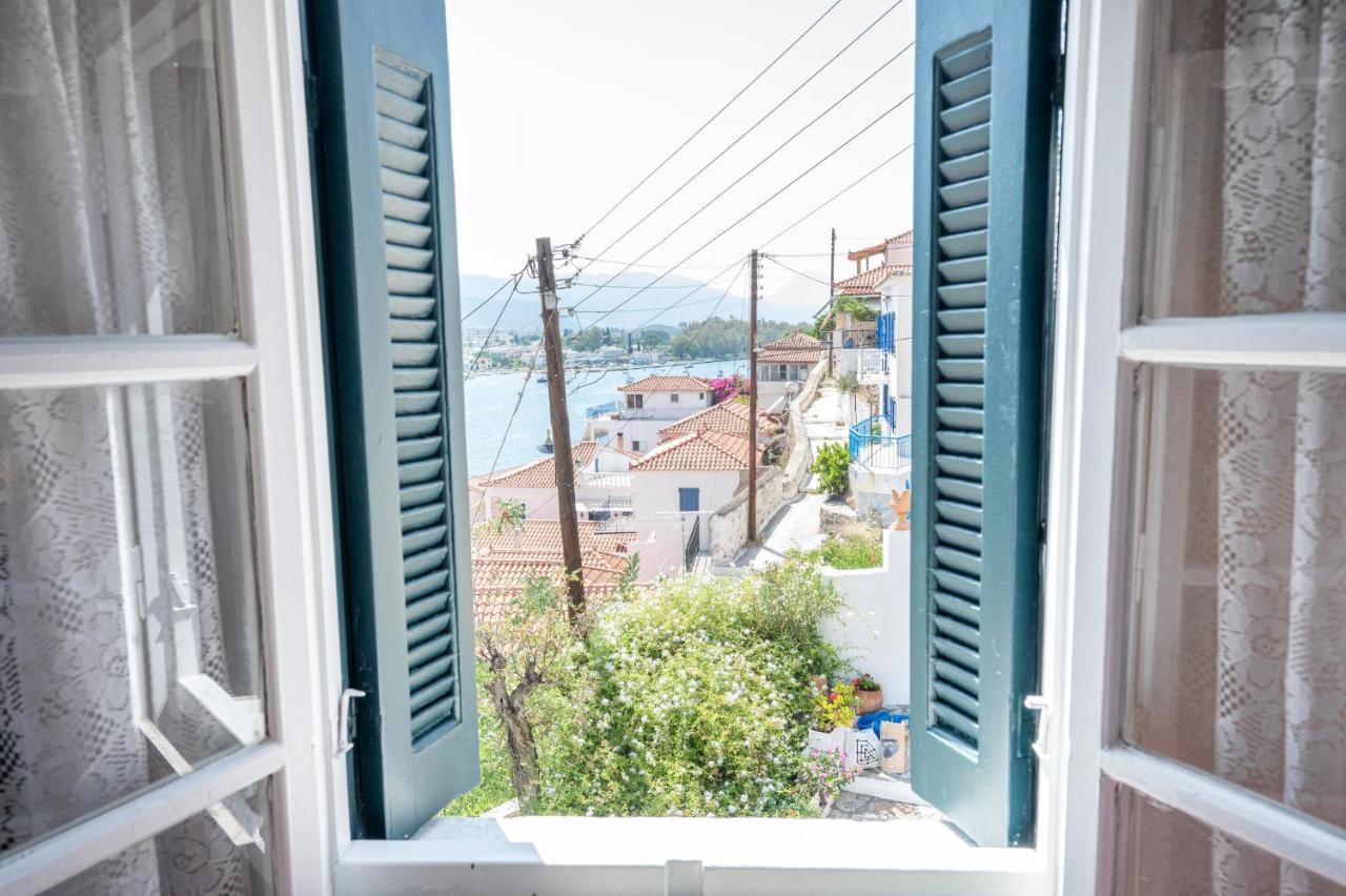 Traditional House Under The Clock Tower With Sweet View Poros Town Exterior foto